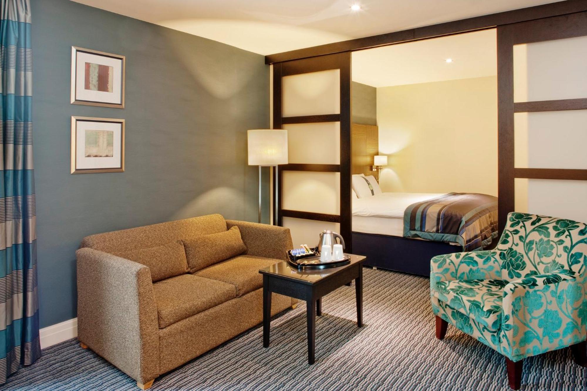 One-Bedroom Suite Sofa Bed,1300507186:JPEG